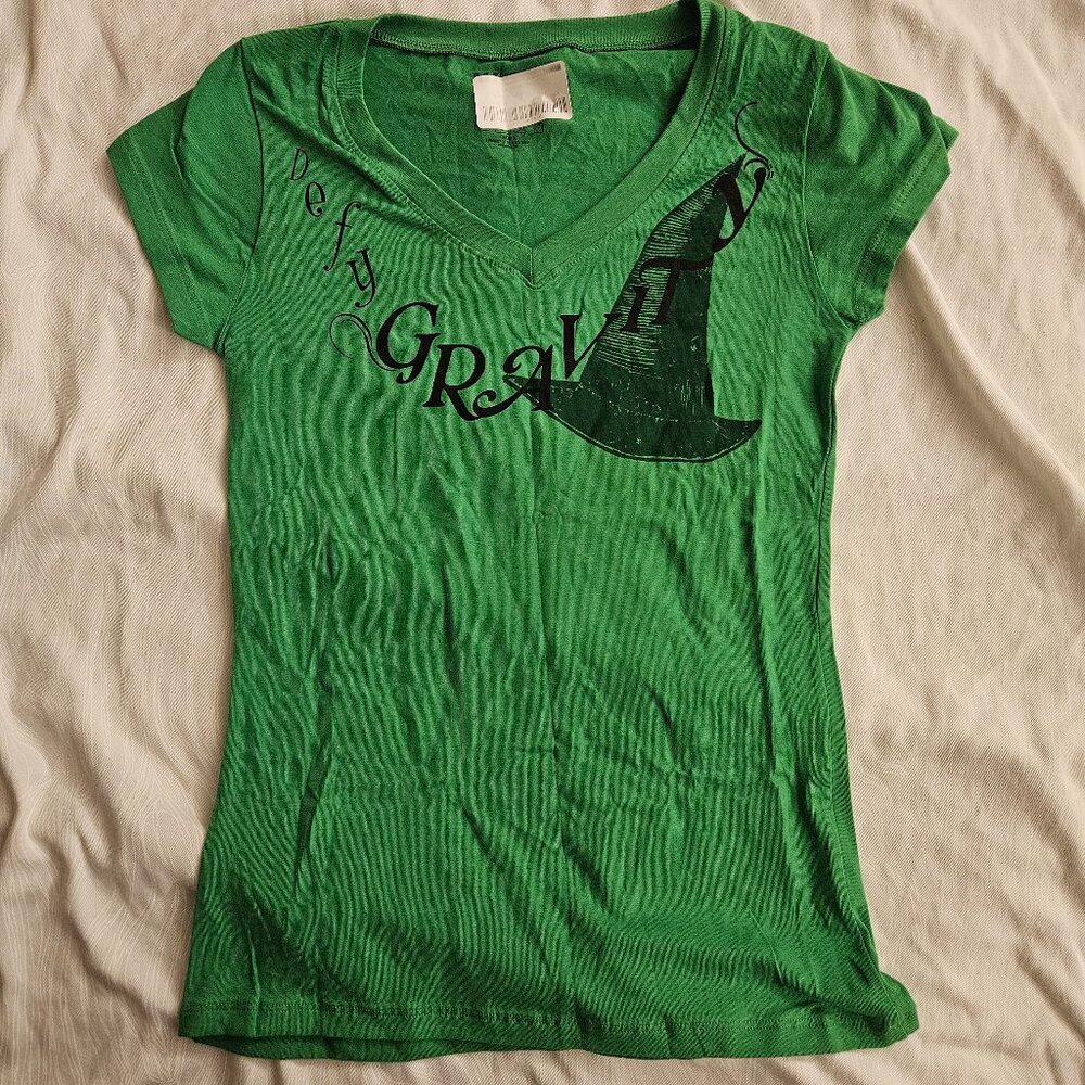 Wicked Musical Womens M Top VNeck Defy Gravity Medium Green Baby Tee T Shirt Y2K